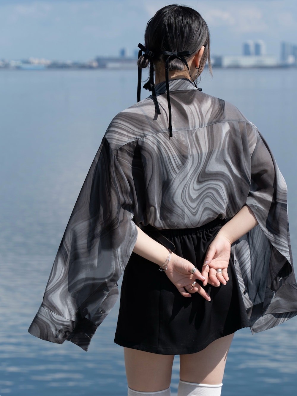 その他のシャツ/ブラウス、ブラック系のスカートを着用したレディースの春コーディネートの4枚目の写真