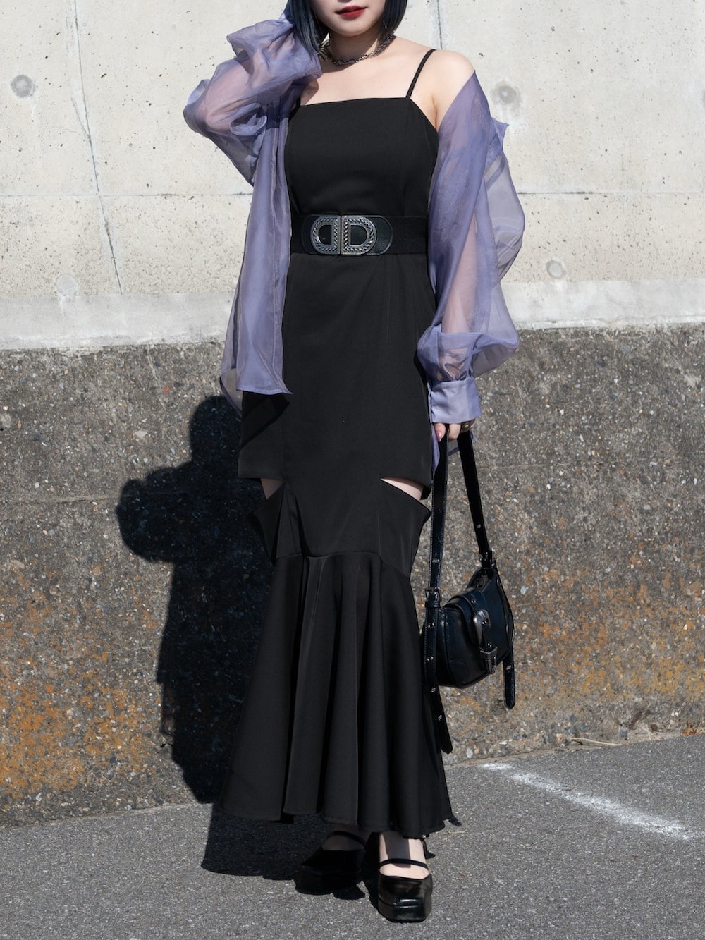 パープル系のシャツ/ブラウス、ブラック系のワンピース、ブラック系のショルダーバッグを着用したレディースの冬コーディネートの2枚目の写真