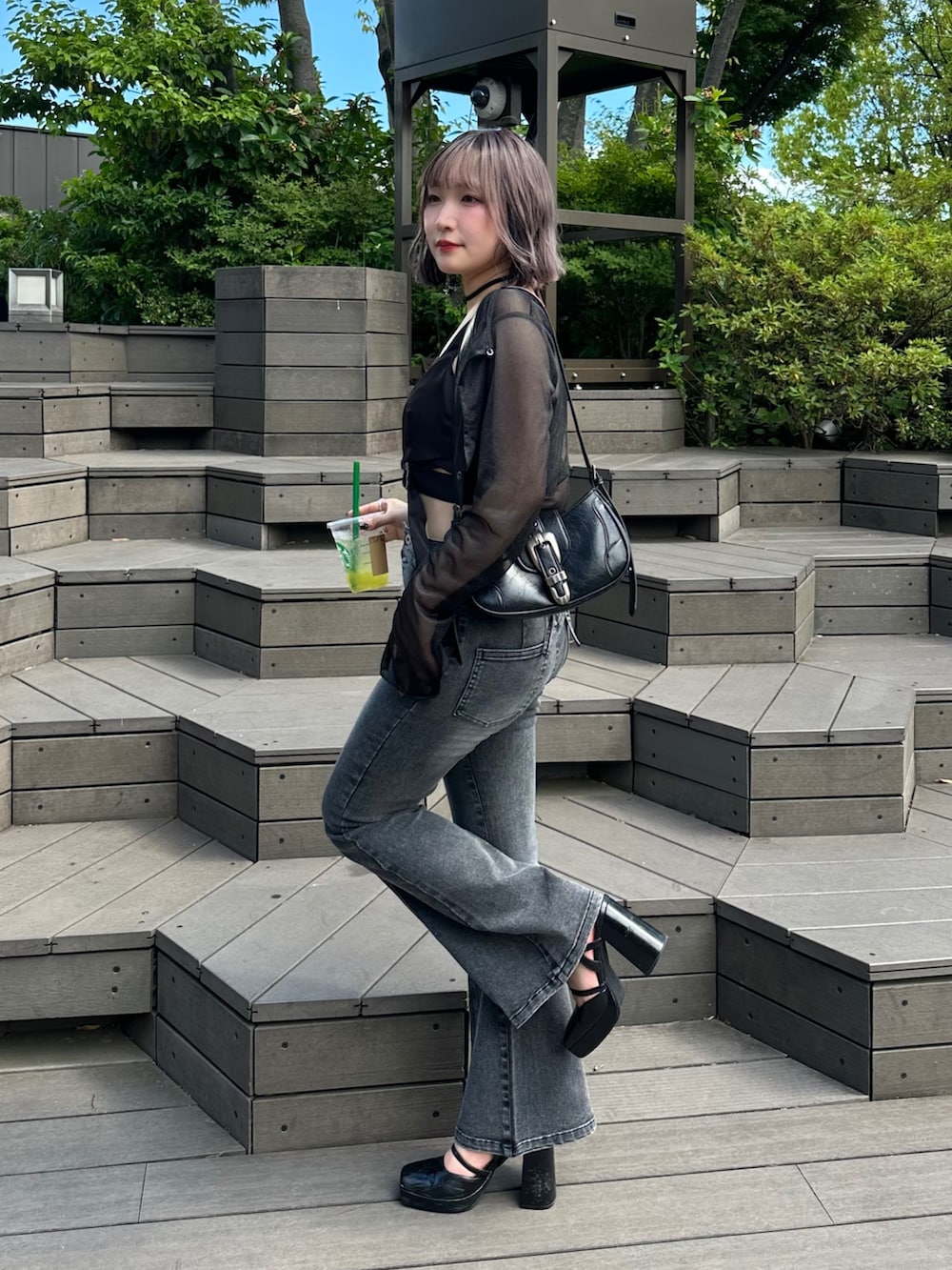 ブラック系のTシャツ/カットソー、ブラック系のその他トップス、ブラック系のデニムパンツを着用したレディースの夏コーディネートの6枚目の写真