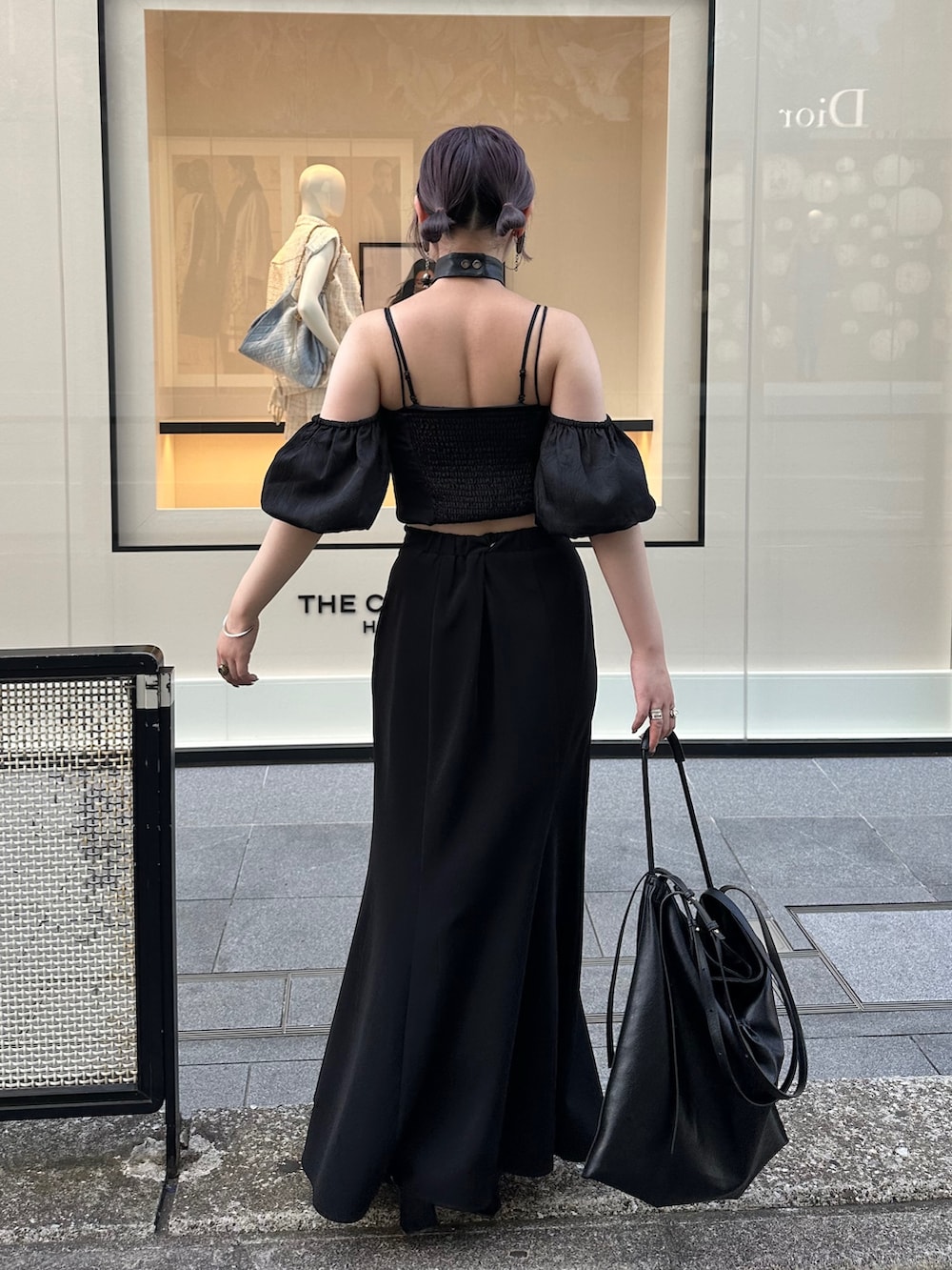 「韓国ファッション、春夏コーデ、シンプルコーデ、休日スタイル、お出かけコーデ、低身長コーデ、マーメイドスカート、ビスチェ、モノトーン、デートコーデ、オトナカワイイ、オフショル、オフショルダー、大人コーデ、ブラックコーデ」｜「Another Branch olive des oliveの2WAYオフショルブラウス（シャツ/ブラウス、ブラック系）」を使った、こんさん（レディース・153cm）の春コーディネートの4枚目の写真