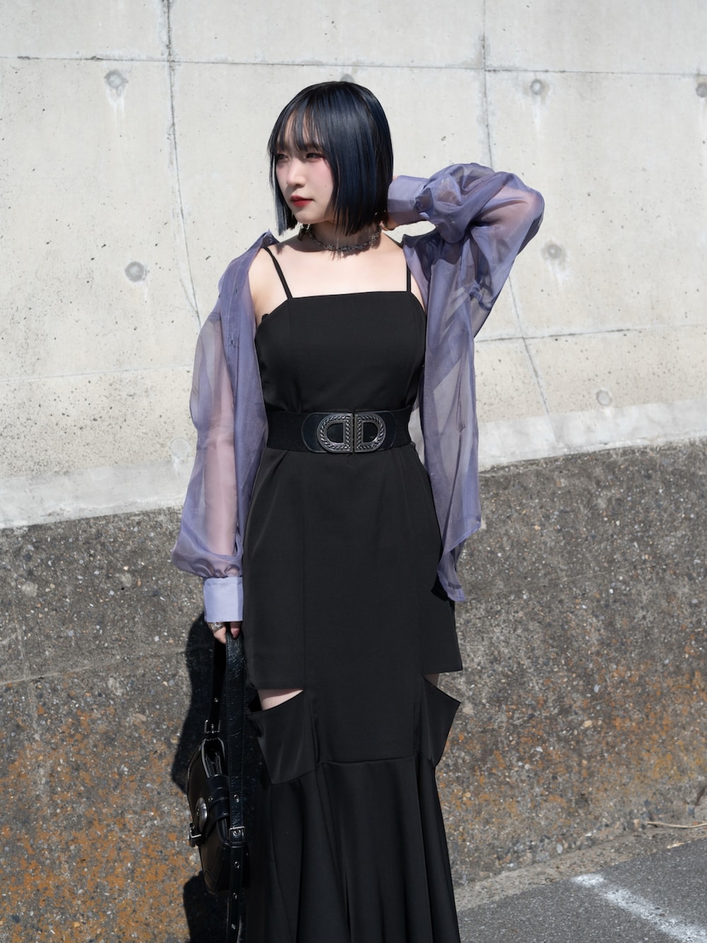 パープル系のシャツ/ブラウス、ブラック系のワンピース、ブラック系のショルダーバッグを着用したレディースの冬コーディネートの5枚目の写真