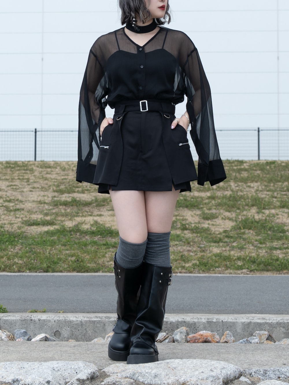 「春夏コーデ、着回しコーデ、夏服、低身長女子、シアー、シアートップス、シアーシャツ、スカート、スカートコーデ、スリットスカート、韓国ファッション、韓国系、モード系」｜「Mavie..7の【Mavie..7】袖スリットシアーシャツ（シャツ/ブラウス、ブラック系）」を使った、こんさん（骨格ナチュラル・レディース・153cm）の春コーディネートの3枚目の写真