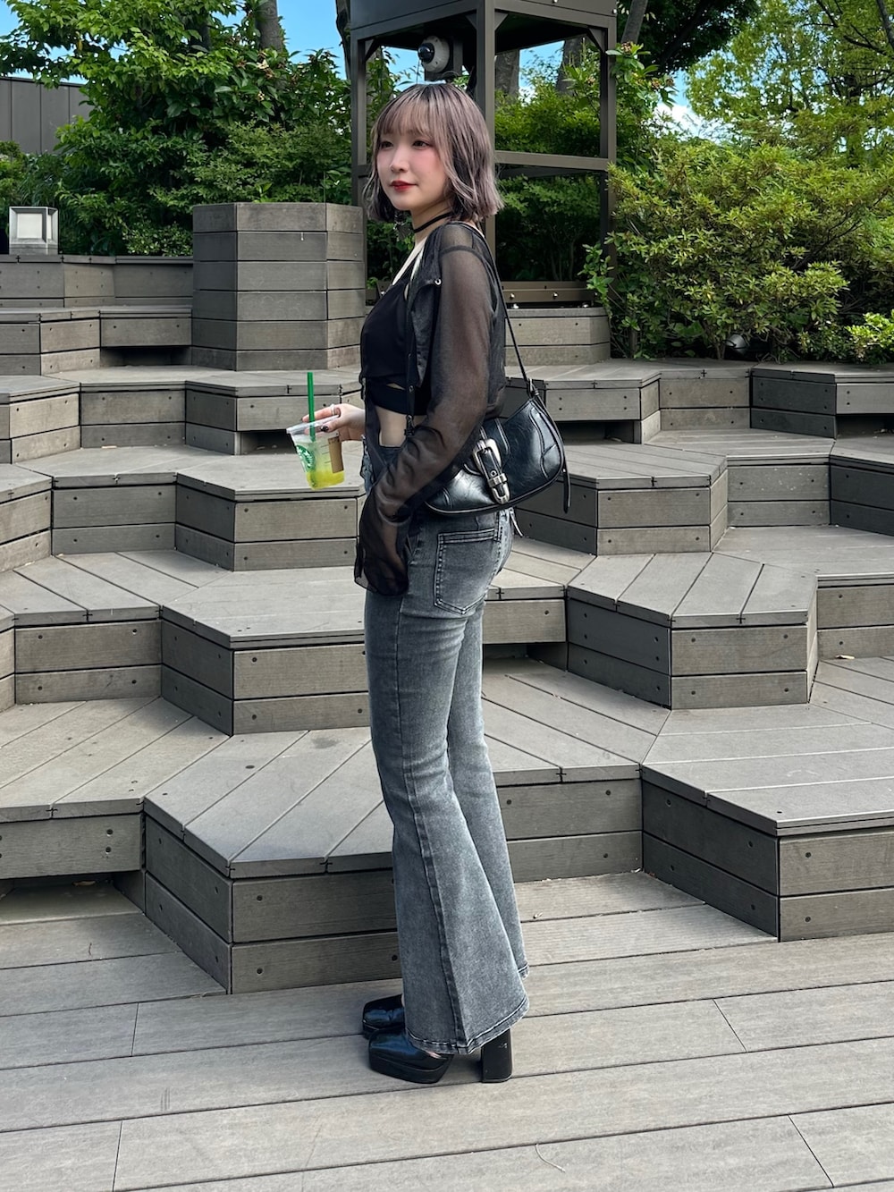 ブラック系のTシャツ/カットソー、ブラック系のその他トップス、ブラック系のデニムパンツを着用したレディースの夏コーディネートの2枚目の写真