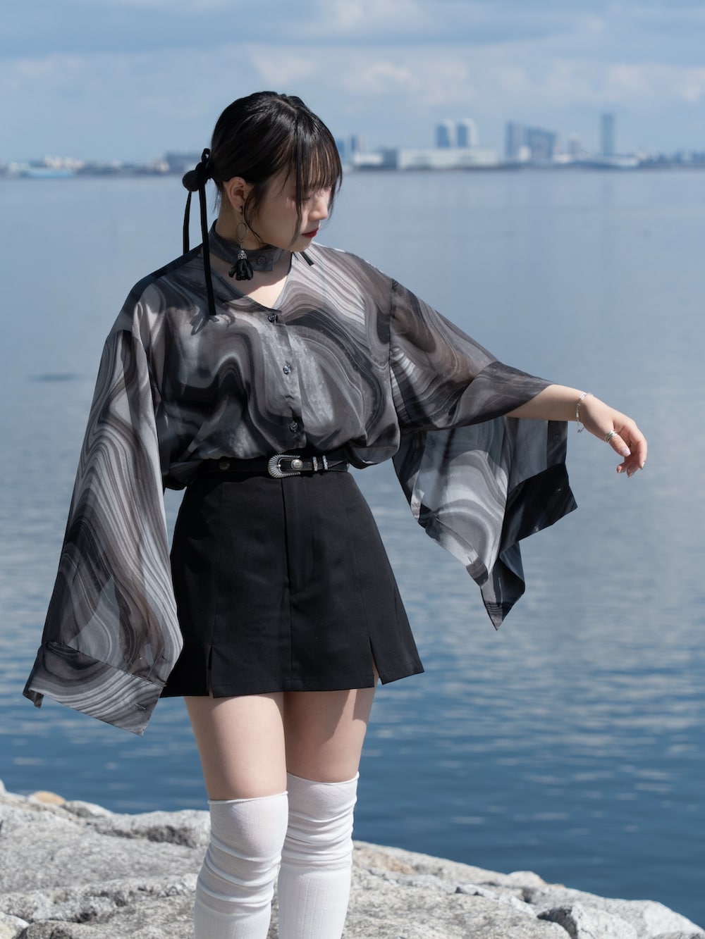 その他のシャツ/ブラウス、ブラック系のスカートを着用したレディースの春コーディネートの3枚目の写真