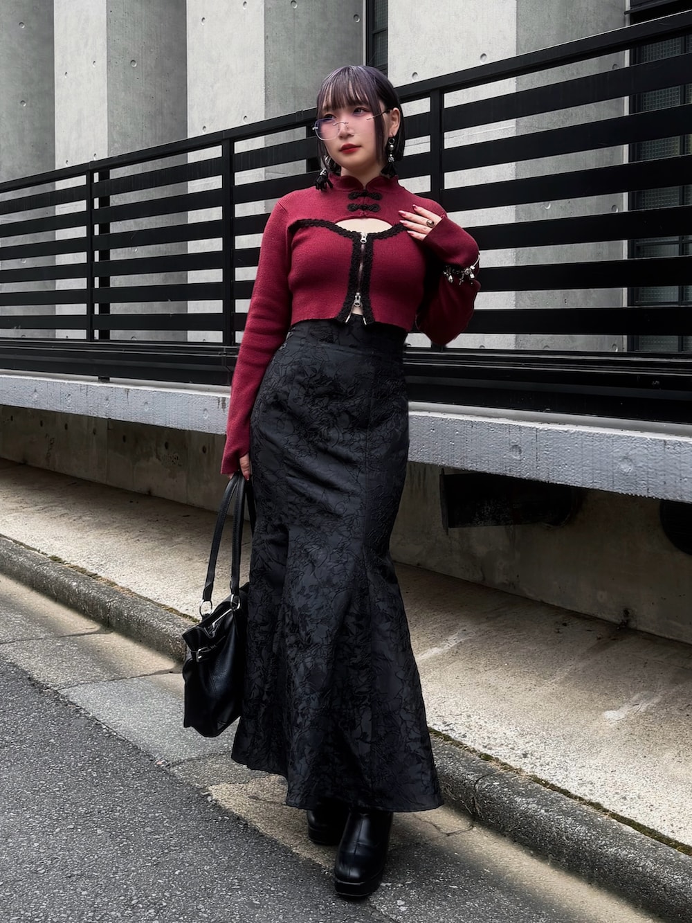 その他のスカート、レッド系のニット/セーター、ブラック系のボストンバッグを着用したレディースの秋コーディネートの4枚目の写真
