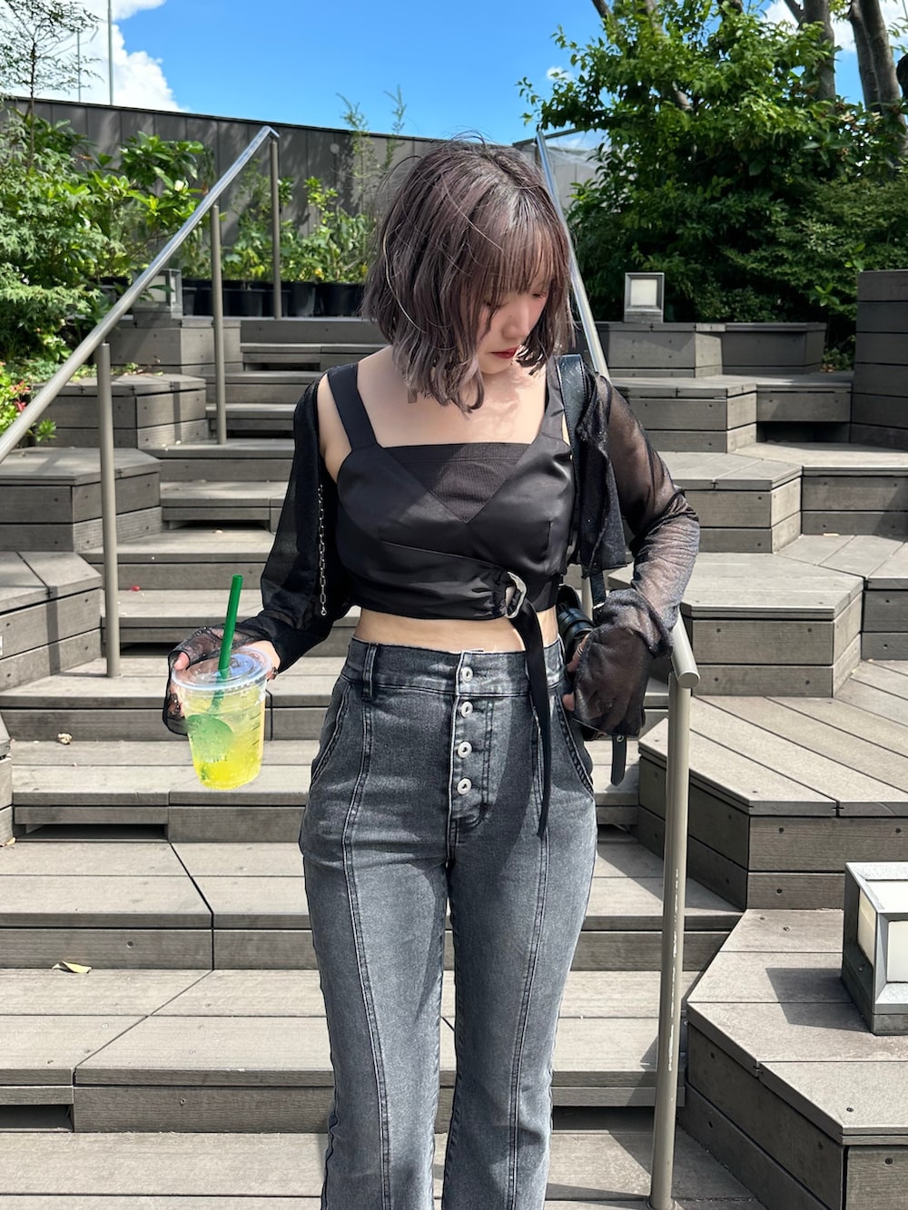 ブラック系のTシャツ/カットソー、ブラック系のその他トップス、ブラック系のデニムパンツを着用したレディースの夏コーディネートの5枚目の写真