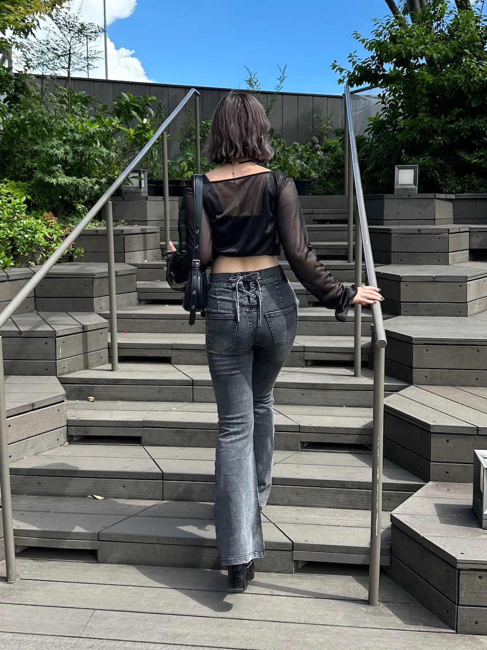 ブラック系のTシャツ/カットソー、ブラック系のその他トップス、ブラック系のデニムパンツを着用したレディースの夏コーディネートの4枚目の写真