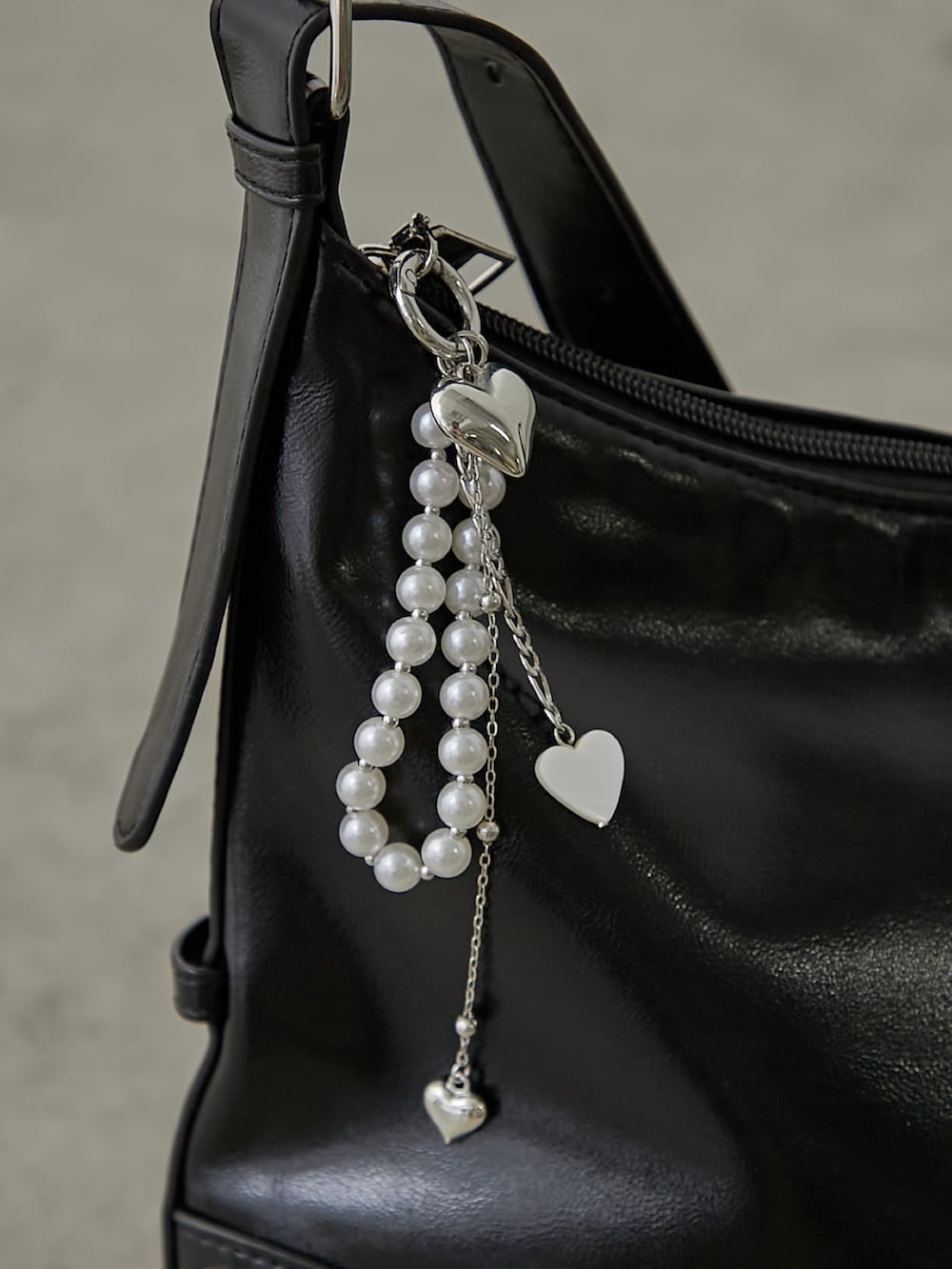 その他のキーホルダーを着用したレディースの夏コーディネートの2枚目の写真