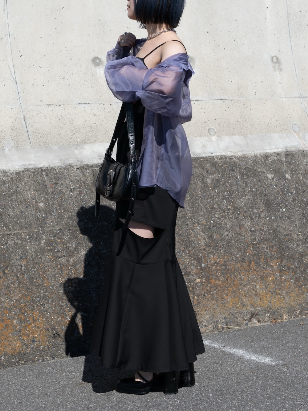 パープル系のシャツ/ブラウス、ブラック系のワンピース、ブラック系のショルダーバッグを着用したレディースの冬コーディネートの4枚目の写真