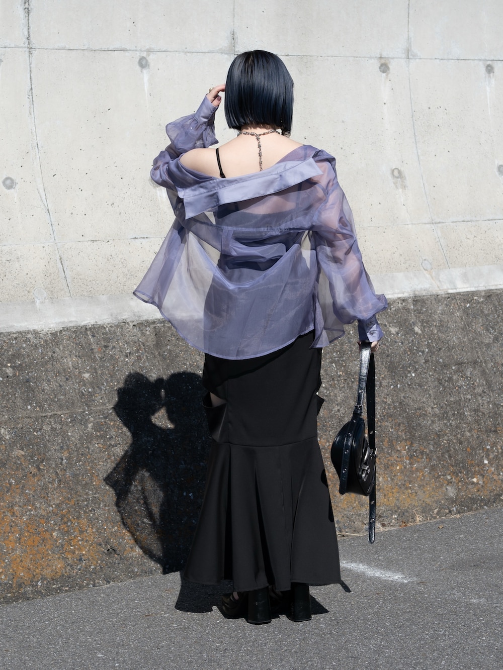 パープル系のシャツ/ブラウス、ブラック系のワンピース、ブラック系のショルダーバッグを着用したレディースの冬コーディネートの3枚目の写真