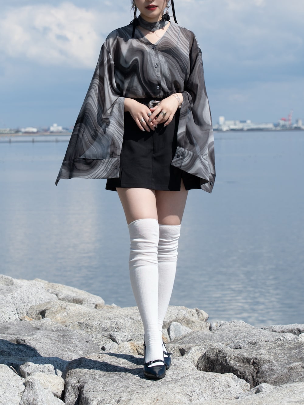 その他のシャツ/ブラウス、ブラック系のスカートを着用したレディースの春コーディネートの2枚目の写真