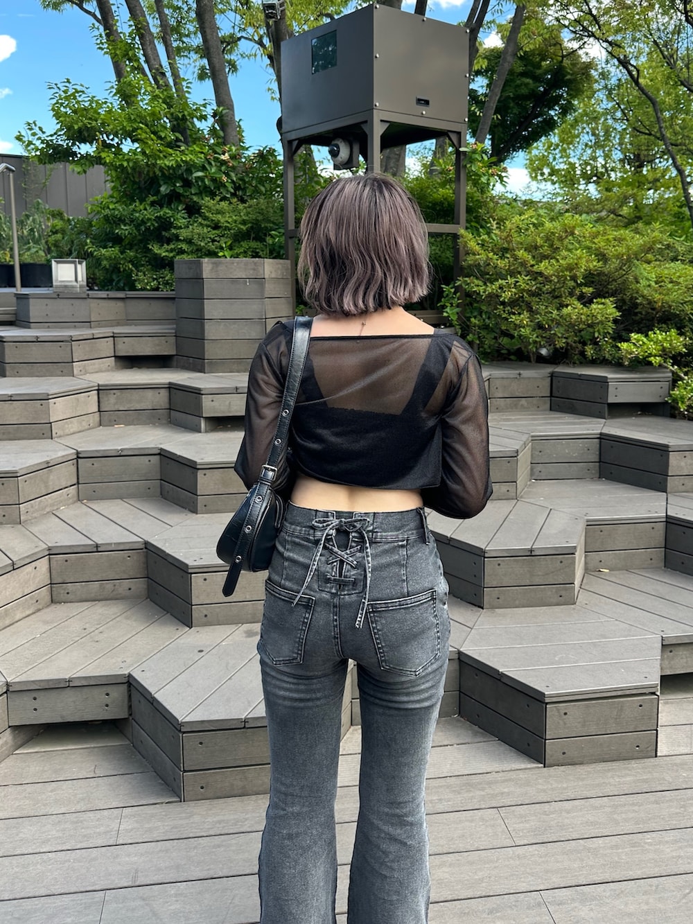 ブラック系のTシャツ/カットソー、ブラック系のその他トップス、ブラック系のデニムパンツを着用したレディースの夏コーディネートの3枚目の写真