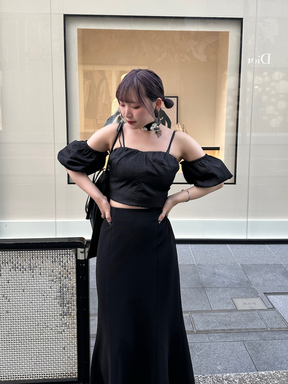 「韓国ファッション、春夏コーデ、シンプルコーデ、休日スタイル、お出かけコーデ、低身長コーデ、マーメイドスカート、ビスチェ、モノトーン、デートコーデ、オトナカワイイ、オフショル、オフショルダー、大人コーデ、ブラックコーデ」｜「Another Branch olive des oliveの2WAYオフショルブラウス（シャツ/ブラウス、ブラック系）」を使った、こんさん（レディース・153cm）の春コーディネートの3枚目の写真