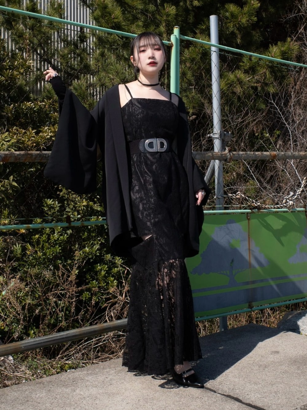 「休日スタイル、デートコーデ、レース、レースワンピース、キャミワンピ、キャミワンピース、ワンピース、ワンピーススタイル、ロングワンピース、モード系、モード系女子、ブラックコーデ」｜「Mavie..7の【Mavie..7】スリットキャミワンピース（ワンピース、その他）」を使った、こんさん（レディース・153cm）の春コーディネートの2枚目の写真