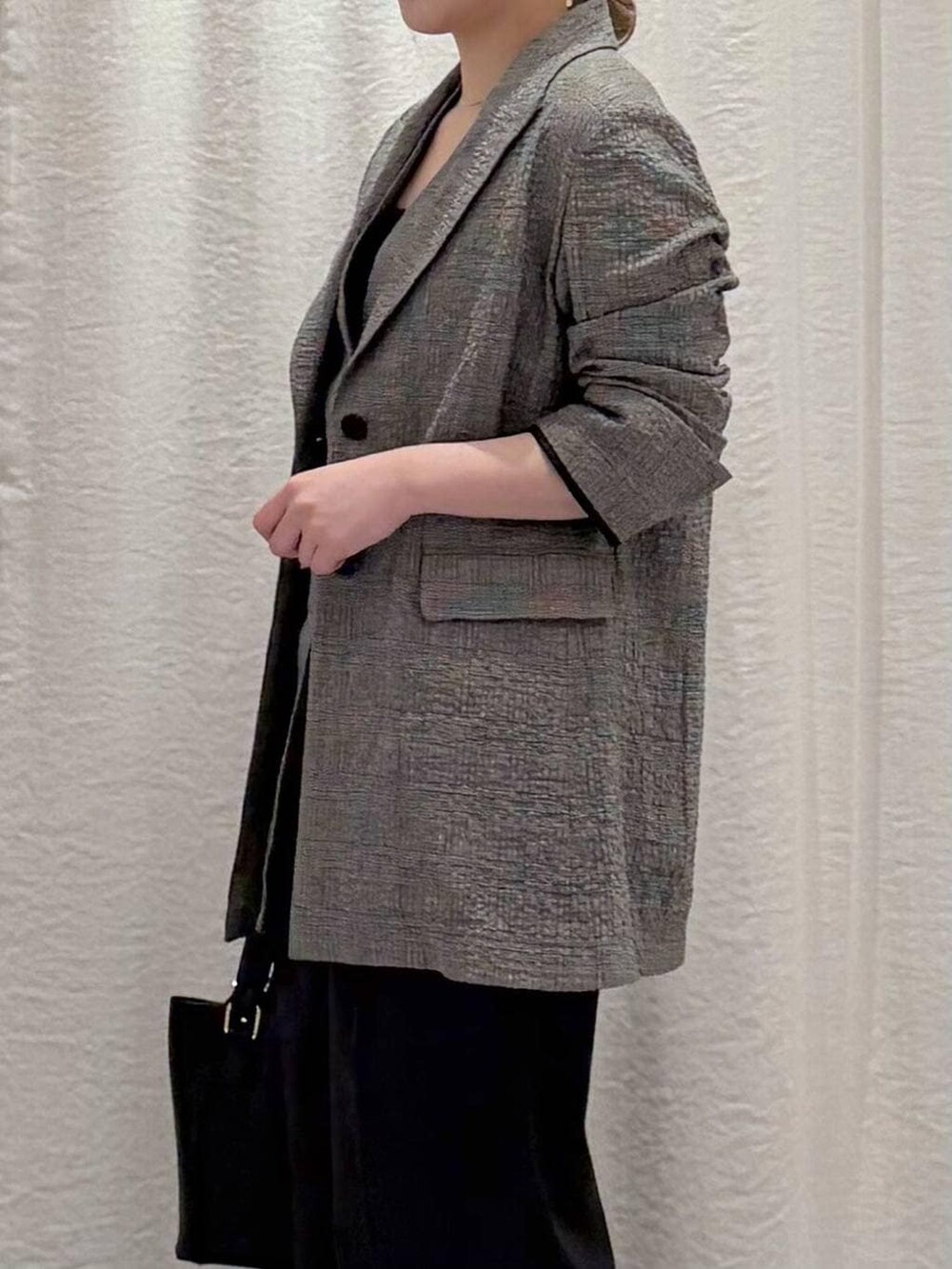 ベージュ系のその他パンツ、ベージュ系のサンダル、ブラック系のショルダーバッグを着用したレディースの春コーディネートの4枚目の写真