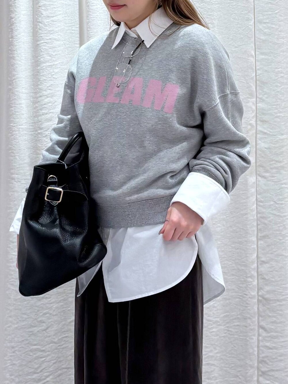 ブラウン系のその他パンツ、ブラック系のサンダル、ブラック系のハンドバッグを着用したレディースの秋コーディネートの4枚目の写真