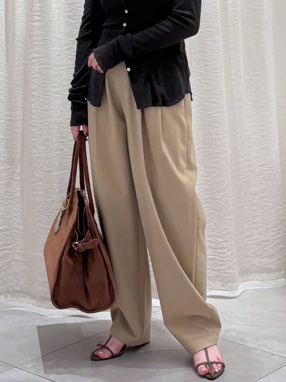 ベージュ系のその他パンツ、ベージュ系のサンダル、グレー系のカーディガン/ボレロを着用したレディースの秋コーディネートの4枚目の写真