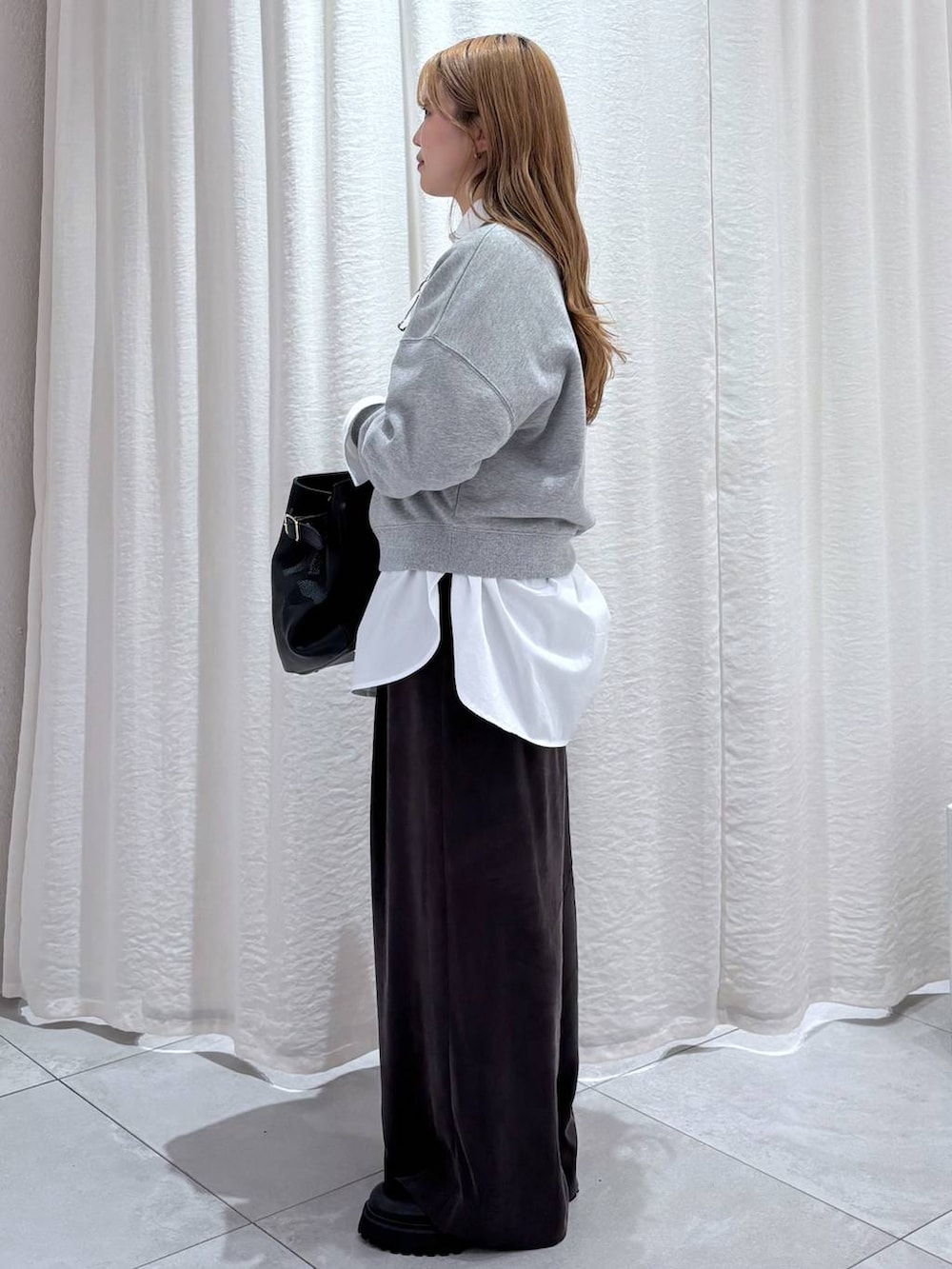 ブラウン系のその他パンツ、ブラック系のサンダル、ブラック系のハンドバッグを着用したレディースの秋コーディネートの3枚目の写真