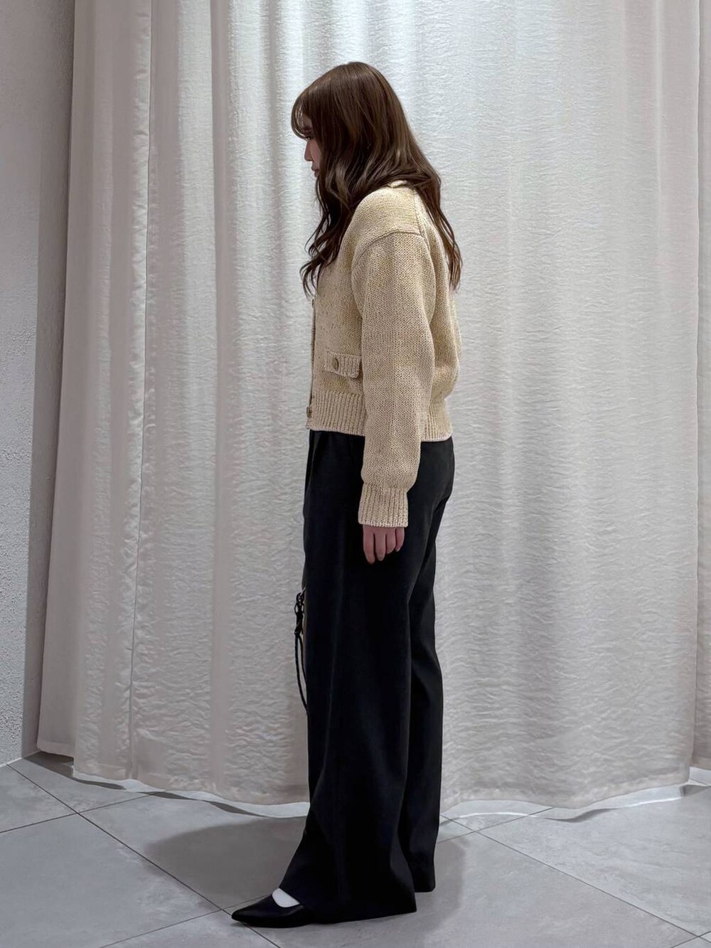 ホワイト系のTシャツ/カットソー、グレー系のその他パンツ、ゴールド系のその他アウターを着用したレディースの冬コーディネートの3枚目の写真