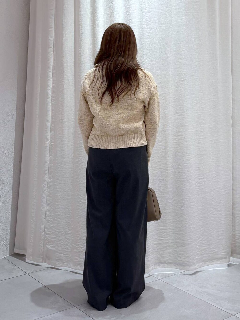 ホワイト系のTシャツ/カットソー、グレー系のその他パンツ、ゴールド系のその他アウターを着用したレディースの冬コーディネートの2枚目の写真