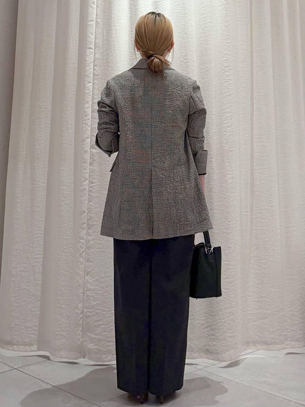 ベージュ系のその他パンツ、ベージュ系のサンダル、ブラック系のショルダーバッグを着用したレディースの春コーディネートの2枚目の写真