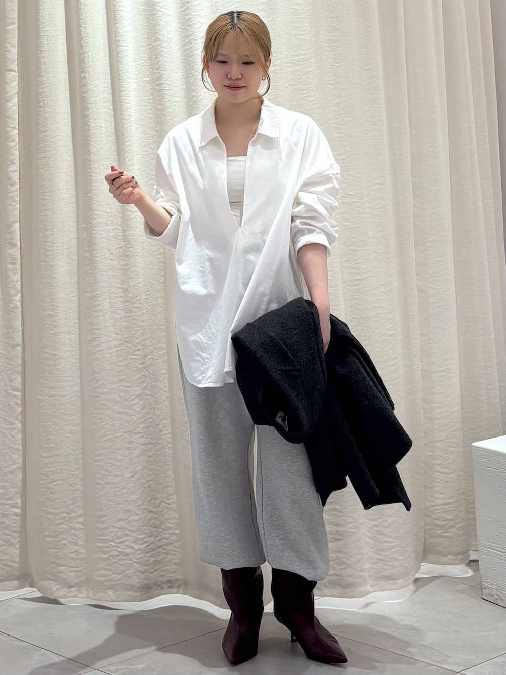 ホワイト系のキャミソール、グレー系のスウェットパンツ、ホワイト系のシャツ/ブラウスを着用したレディースの秋コーディネートの2枚目の写真