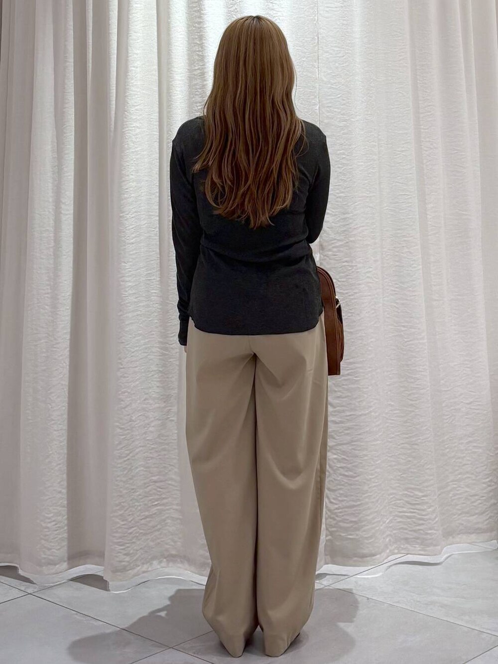 ベージュ系のその他パンツ、ベージュ系のサンダル、グレー系のカーディガン/ボレロを着用したレディースの秋コーディネートの2枚目の写真