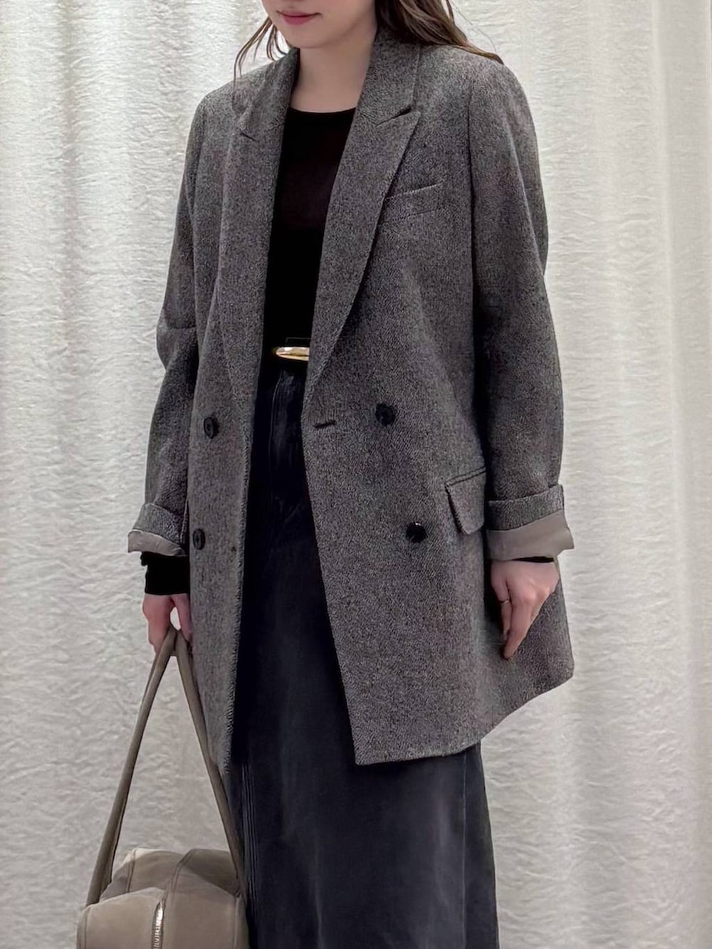 グレー系のスカート、ベージュ系のボストンバッグ、ブラウン系のTシャツ/カットソーを着用したレディースの秋コーディネートの4枚目の写真