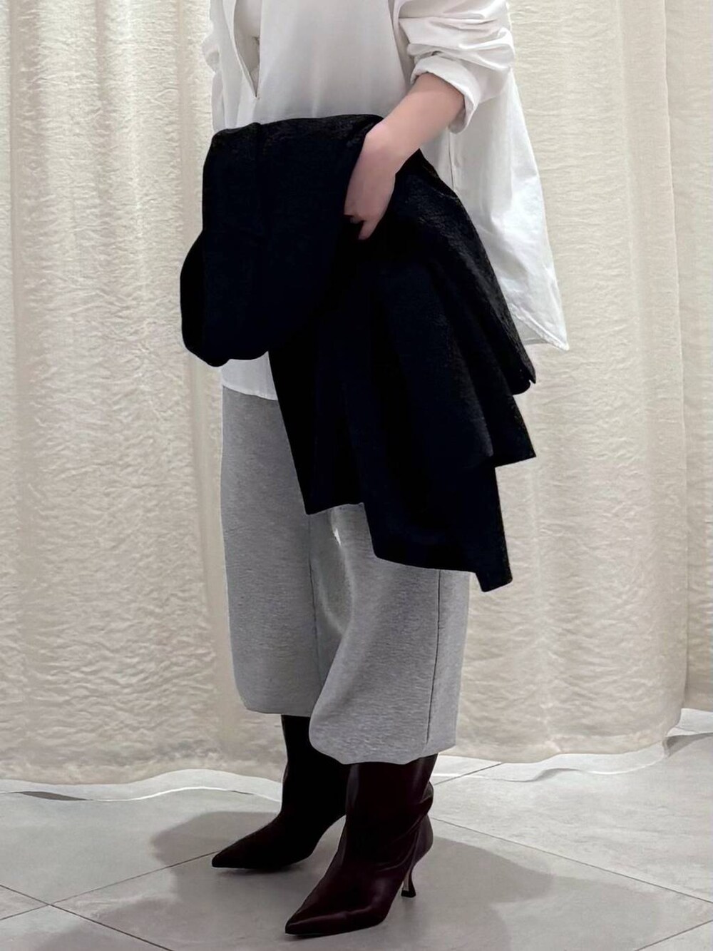 ホワイト系のキャミソール、グレー系のスウェットパンツ、ホワイト系のシャツ/ブラウスを着用したレディースの秋コーディネートの3枚目の写真