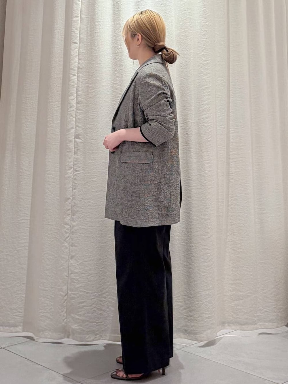 ベージュ系のその他パンツ、ベージュ系のサンダル、ブラック系のショルダーバッグを着用したレディースの春コーディネートの3枚目の写真