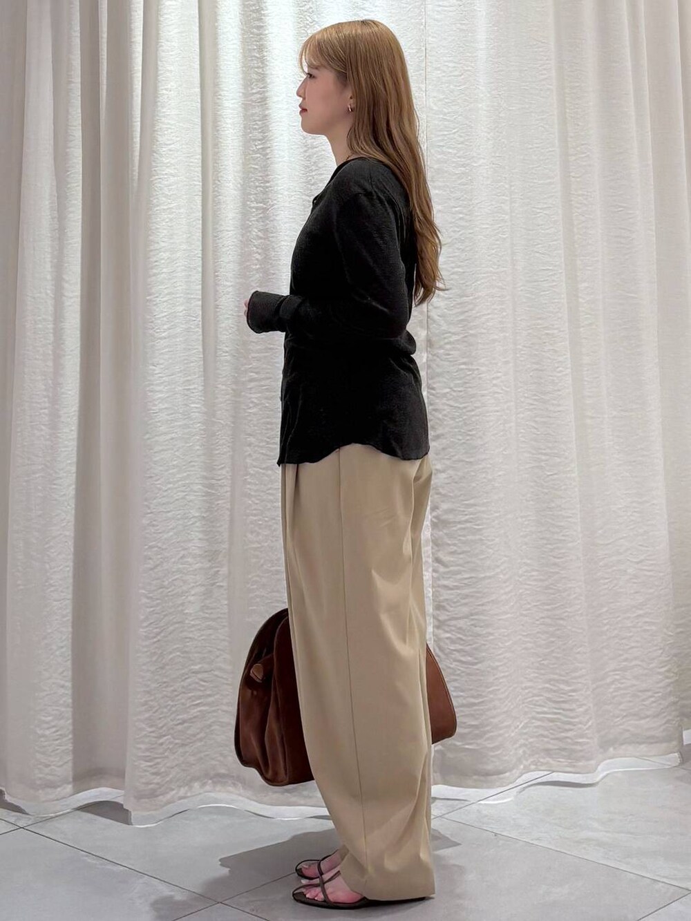 ベージュ系のその他パンツ、ベージュ系のサンダル、グレー系のカーディガン/ボレロを着用したレディースの秋コーディネートの3枚目の写真