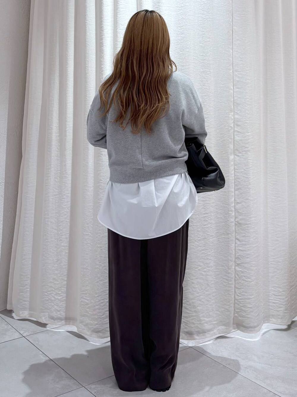 ブラウン系のその他パンツ、ブラック系のサンダル、ブラック系のハンドバッグを着用したレディースの秋コーディネートの2枚目の写真