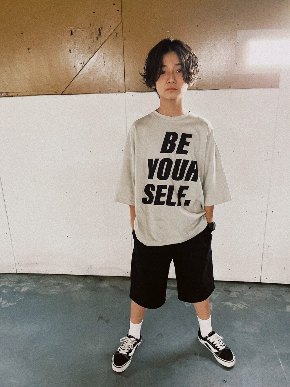 ベージュ系のTシャツ/カットソー、ブラック系のその他パンツ、ブラック系のスニーカーを着用したキッズの夏コーディネートの2枚目の写真