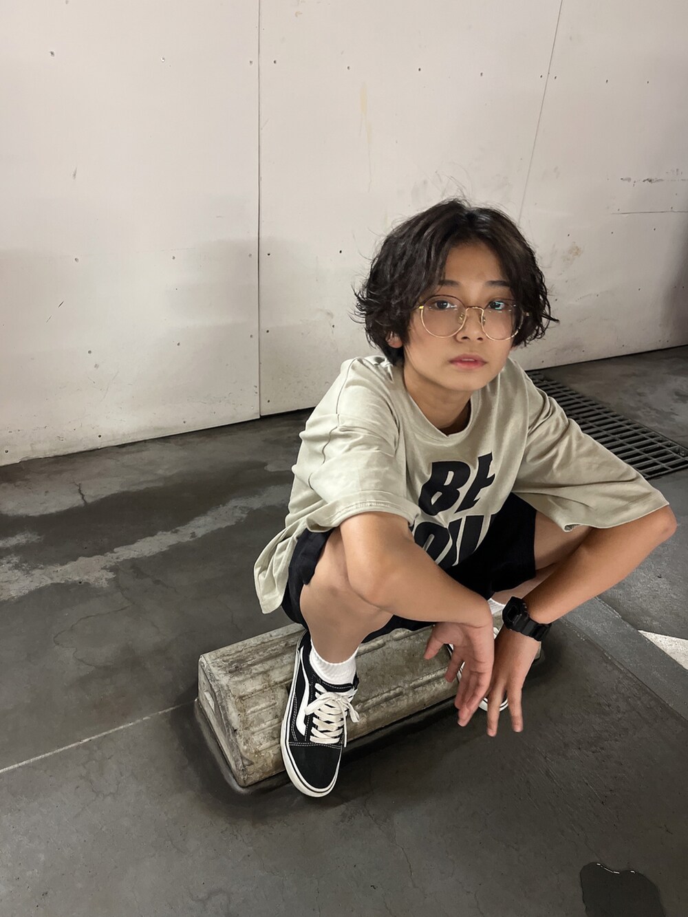 ベージュ系のTシャツ/カットソー、ブラック系のその他パンツ、ブラック系のスニーカーを着用したキッズの夏コーディネートの3枚目の写真