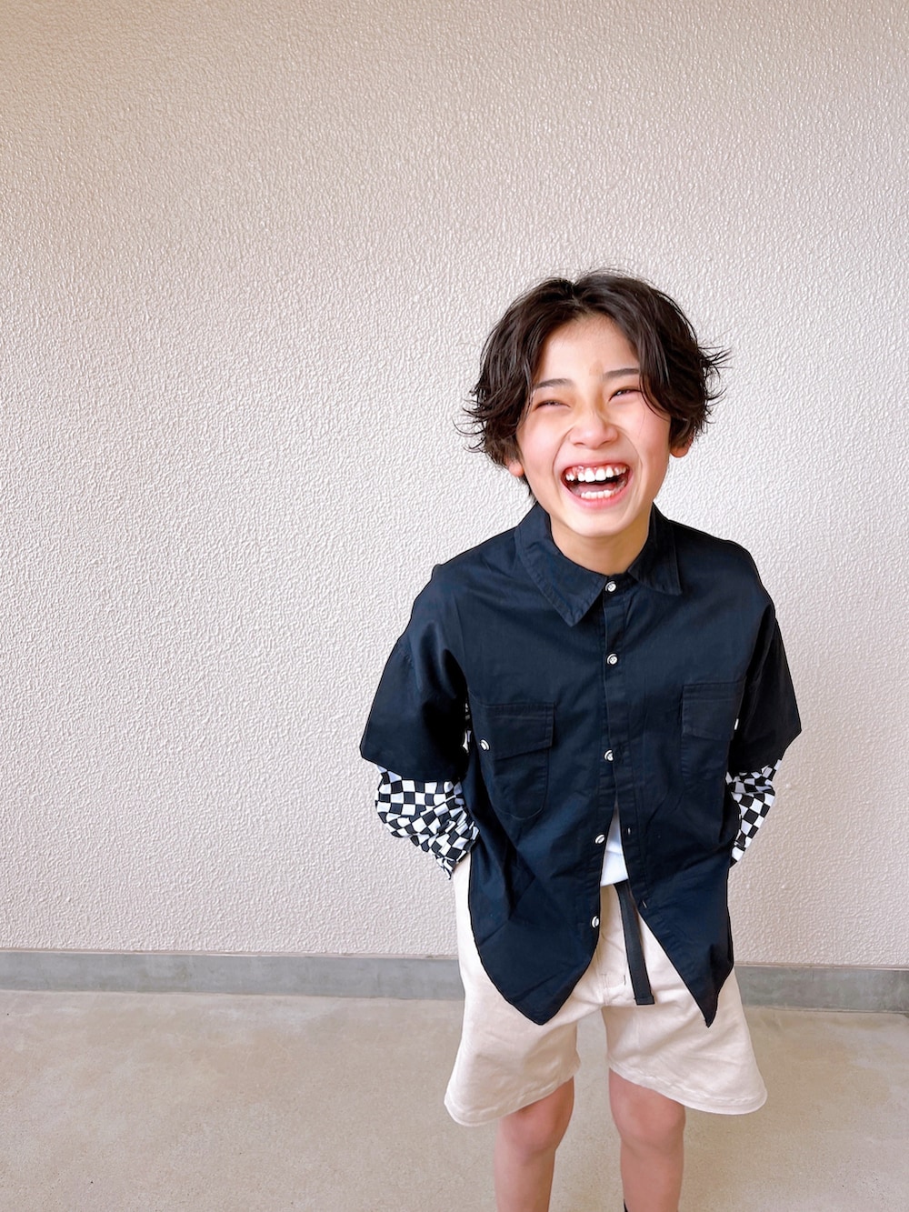 ブラック系のシャツ/ブラウス、ベージュ系のその他パンツ、ブラック系のスニーカーを着用したキッズの春コーディネートの2枚目の写真