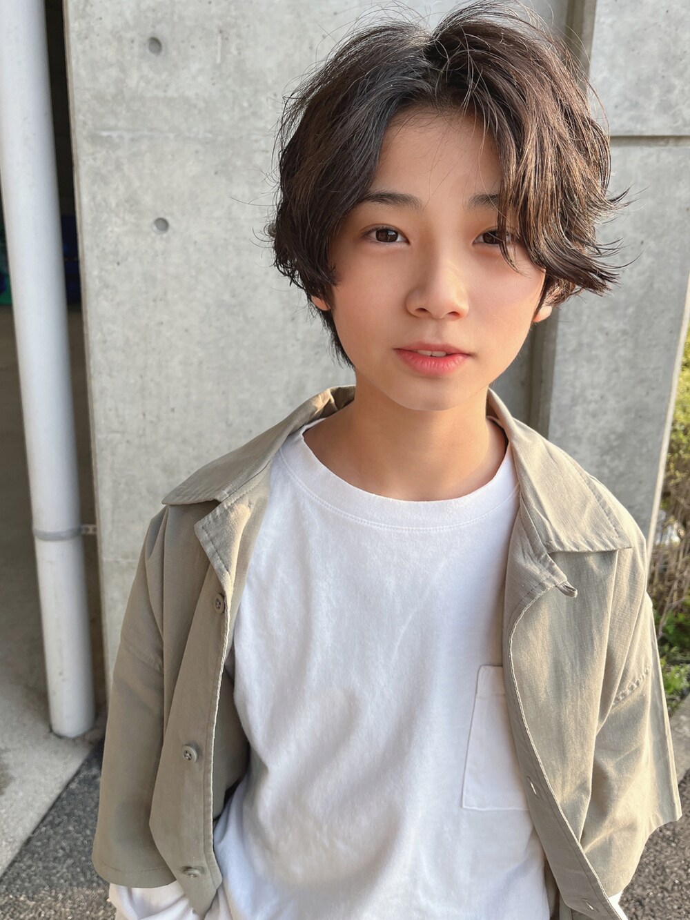 ホワイト系のTシャツ/カットソー、ホワイト系のスニーカー、グリーン系のシャツ/ブラウスを着用したキッズの春コーディネートの2枚目の写真
