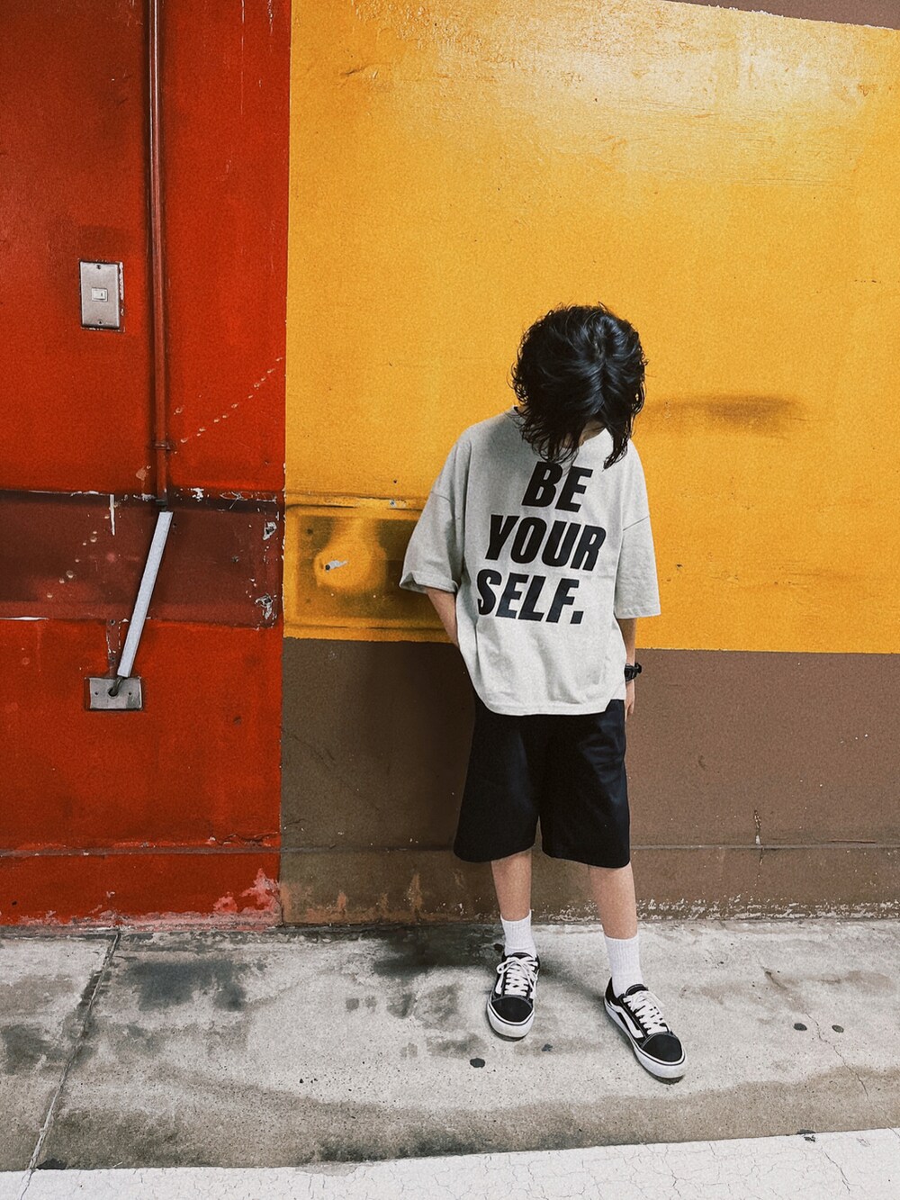 ベージュ系のTシャツ/カットソー、ブラック系のその他パンツ、ブラック系のスニーカーを着用したキッズの夏コーディネートの4枚目の写真