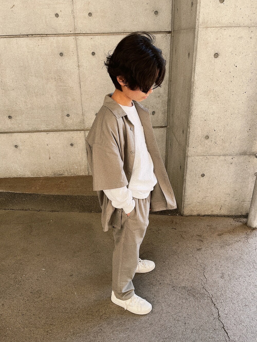 ホワイト系のTシャツ/カットソー、ホワイト系のスニーカー、グリーン系のシャツ/ブラウスを着用したキッズの春コーディネートの3枚目の写真