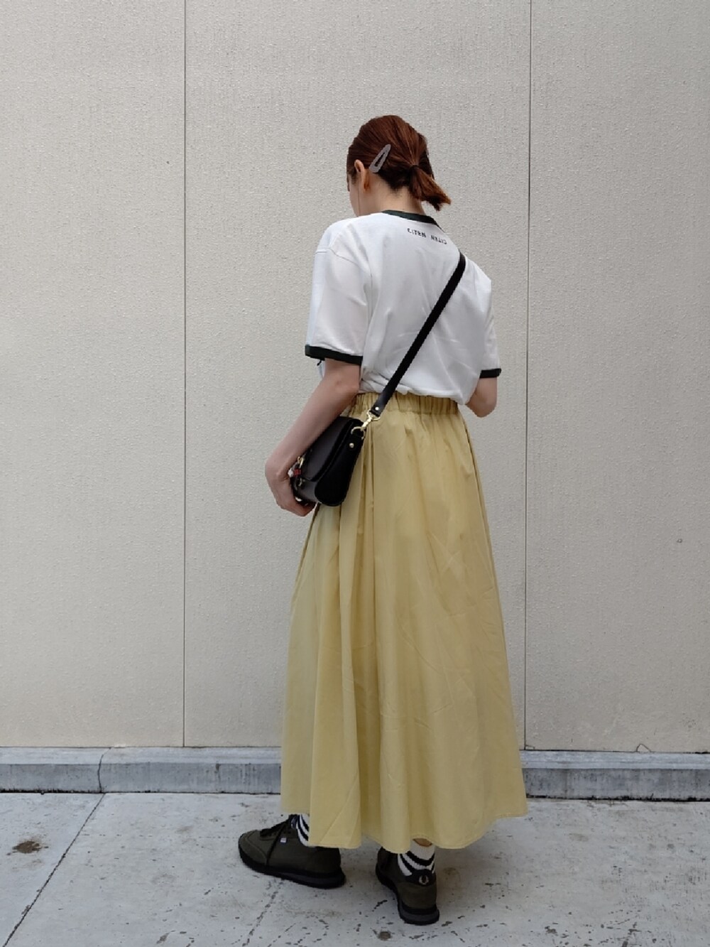 「シンプルスタイル、Tシャツ、Tシャツ×スカート、イエロー、イエロースカート、ショルダーバッグ、オトナカジュアル、初夏コーデ、スニーカー、休日コーデ、シテン、ロングスカート、ラクチンコーデ、スニーカーコーデ、リンガーTシャツ」｜「CITENの<CITEN＞CONVENIENCE YOUNG x CITEN リンガー Ｔシャツ（Tシャツ/カットソー、ホワイト系）」を使った、ゆ◡̈⋆さん（レディース・160cm）の夏コーディネートの3枚目の写真