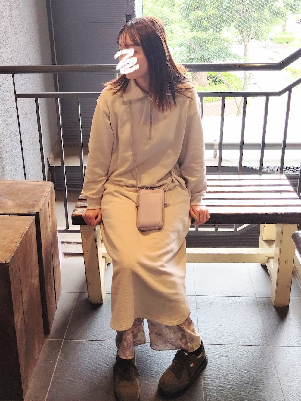 「大人カジュアル、休日コーデ、ラクチンコーデ、スウェットワンピース、淡色コーデ、スニーカー、シンプルコーデ」｜「SLOBE IENAの裏毛ハーフジップワンピース（ワンピース、ベージュ系）」を使った、ゆ◡̈⋆さん（レディース・160cm）の秋コーディネートの3枚目の写真