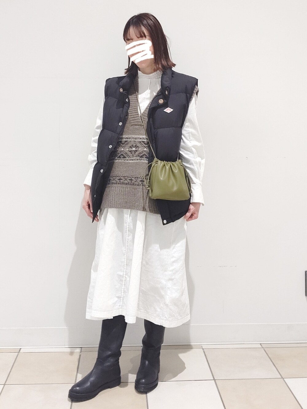 「大人カジュアル、ホワイトコーデ、ホワイト、白ワンピース、ブーツスタイル、ロングブーツ、ショルダーバッグ、巾着バッグ、ダウンベスト、ダントン、ホワイト×ブラック、ハイネックワンピース、ニットベスト」｜「SLOBE IENAのライトスエードチャーチシャツワンピース（ワンピース、ホワイト系）」を使った、ゆ◡̈⋆さん（レディース・160cm）の冬コーディネートの2枚目の写真