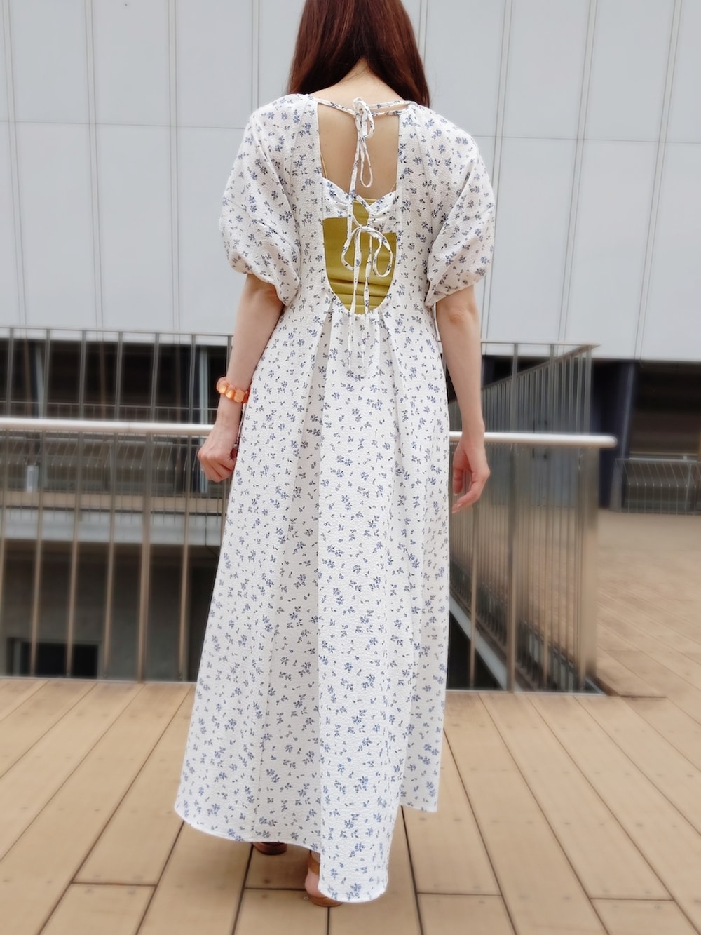 「小花柄ワンピース、ワンピース、ボリューム袖、ホワイト、白ワンピース、サンダル、かごバッグ、オトナガーリー、夏コーデ、フリークスストア、パフスリーブ」｜「B:MING by BEAMSのB:MING by BEAMS / パフスリーブ プリント ワンピース（ワンピース、ホワイト系）」を使った、ゆ◡̈⋆さん（レディース・160cm）の夏コーディネートの3枚目の写真