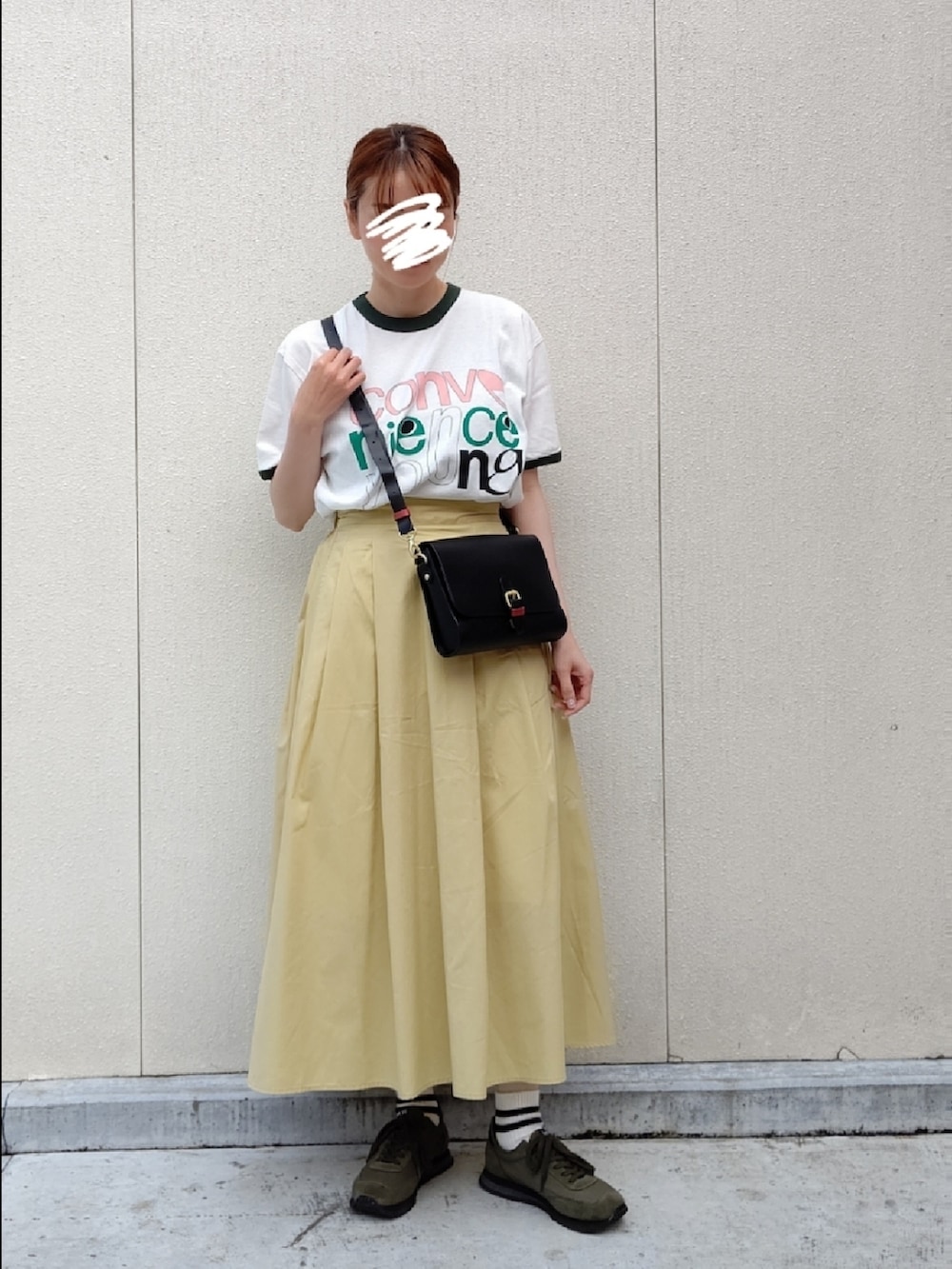 「シンプルスタイル、Tシャツ、Tシャツ×スカート、イエロー、イエロースカート、ショルダーバッグ、オトナカジュアル、初夏コーデ、スニーカー、休日コーデ、シテン、ロングスカート、ラクチンコーデ、スニーカーコーデ、リンガーTシャツ」｜「CITENの<CITEN＞CONVENIENCE YOUNG x CITEN リンガー Ｔシャツ（Tシャツ/カットソー、ホワイト系）」を使った、ゆ◡̈⋆さん（レディース・160cm）の夏コーディネートの2枚目の写真