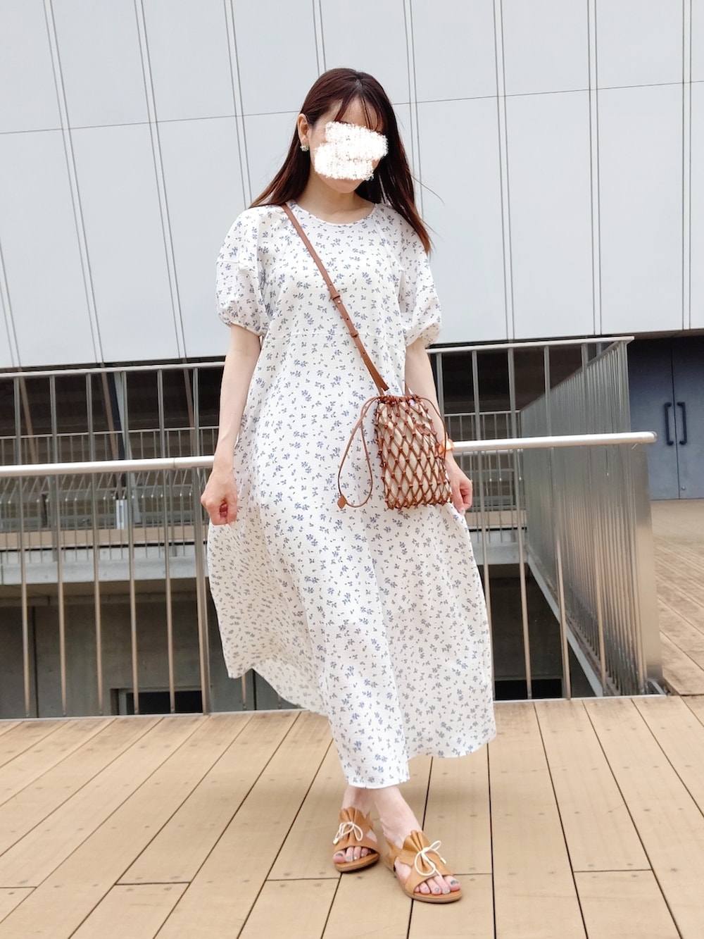 「小花柄ワンピース、ワンピース、ボリューム袖、ホワイト、白ワンピース、サンダル、かごバッグ、オトナガーリー、夏コーデ、フリークスストア、パフスリーブ」｜「B:MING by BEAMSのB:MING by BEAMS / パフスリーブ プリント ワンピース（ワンピース、ホワイト系）」を使った、ゆ◡̈⋆さん（レディース・160cm）の夏コーディネートの2枚目の写真