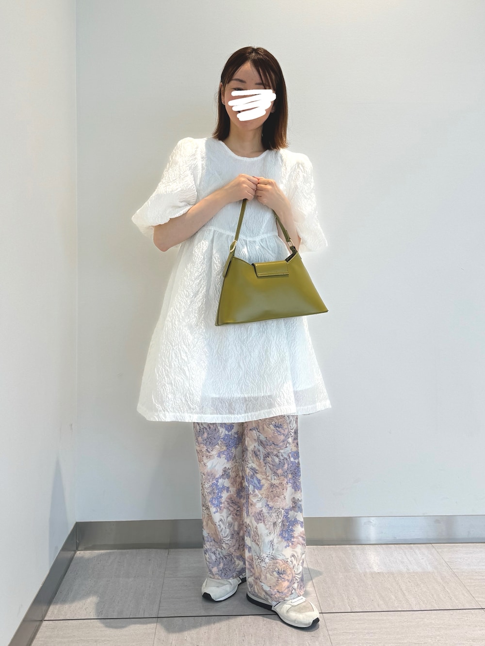 「シンプルコーデ、花柄パンツ、花柄、ホワイトコーデ、オトナカジュアル、大人カジュアル、淡色コーデ、ミニバッグ、ワンピース✖︎パンツ、休日スタイル、大人女子、ぺプラムトップス」｜「Lajourの日本製ペプラムワンピース（チュニック、ホワイト系）」を使った、ゆ◡̈⋆さん（レディース・160cm）の秋コーディネートの2枚目の写真