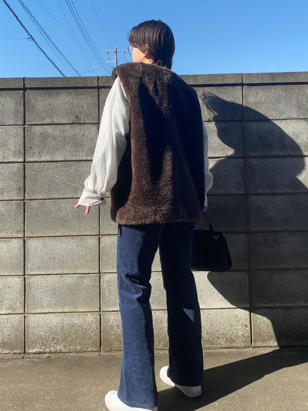 ホワイト系のシャツ/ブラウス、ホワイト系のスニーカー、その他のパンツを着用したレディースの冬コーディネートの2枚目の写真