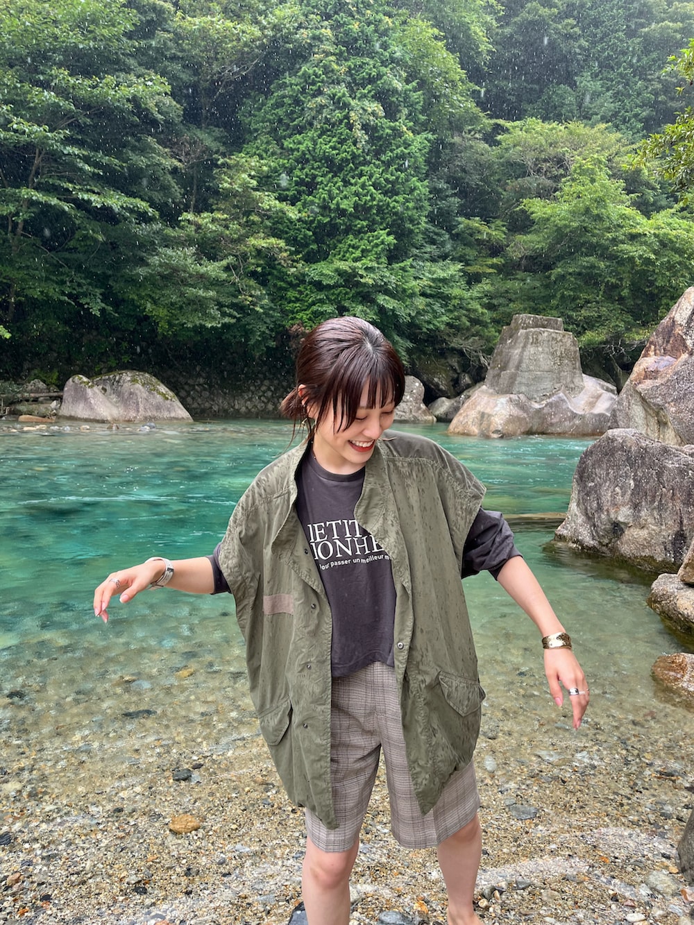 「秋コーデ、川遊び、カジュアル、アウトドアスタイル、ショートパンツ、ベスト、休日コーデ、パンツコーデ、ラクチンコーデ、サンダル、ショート丈トップス、カジュアルコーデ、キャンプ、BBQ、ボーイッシュ」｜「LOWRYS FARMのバスケット機能ショートパンツ　267037（その他パンツ、その他）」を使った、naさん（レディース・159cm）の秋コーディネートの2枚目の写真