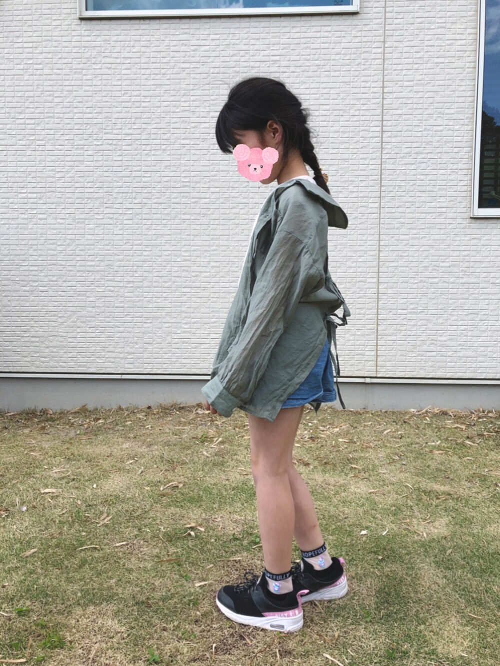 グリーン系のシャツ/ブラウス、ブルー系のデニムパンツ、ブラック系のスニーカーを着用したキッズの春コーディネートの2枚目の写真