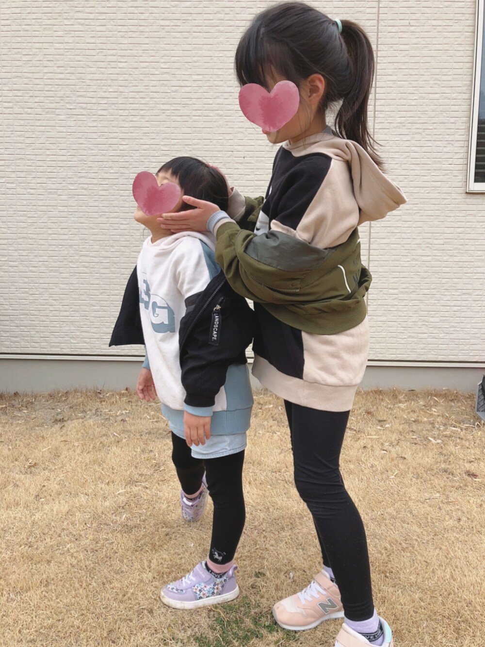 グリーン系のジャケット/アウター、ベージュ系のパーカー、ピンク系のスニーカーを着用したキッズの冬コーディネートの4枚目の写真