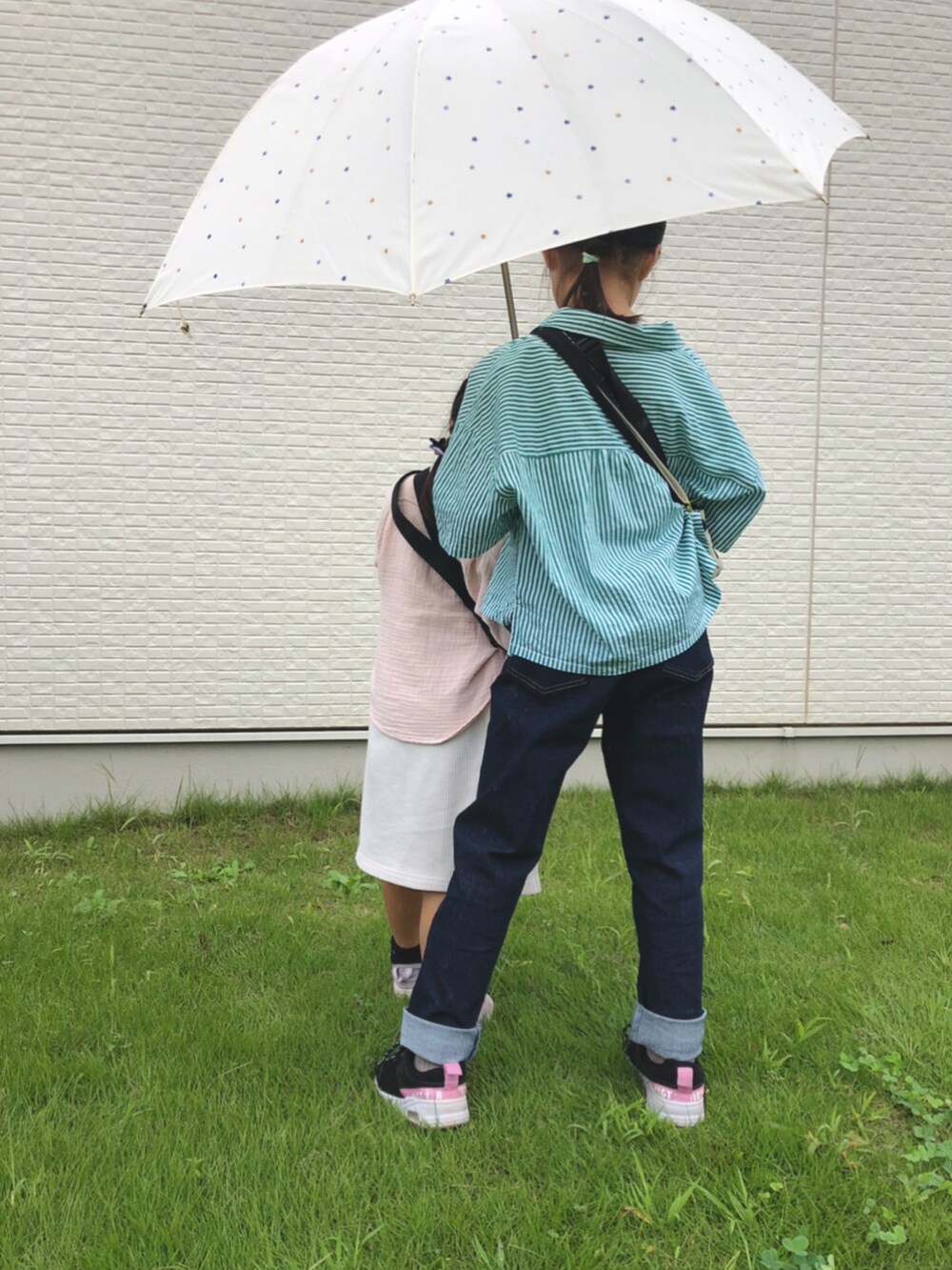 ブルー系のデニムパンツを着用したキッズの秋コーディネートの2枚目の写真